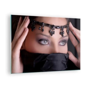 Glasbild - Bild auf glas - Ein Frauengesicht mit einer verzierten Tiara und einem intensiven Blick - 70x50cm - Orientalisches verführerisches Geheimnis - Moderne Wanddekoration für Wohnzimmer und Schlafzimmer ARTTOR