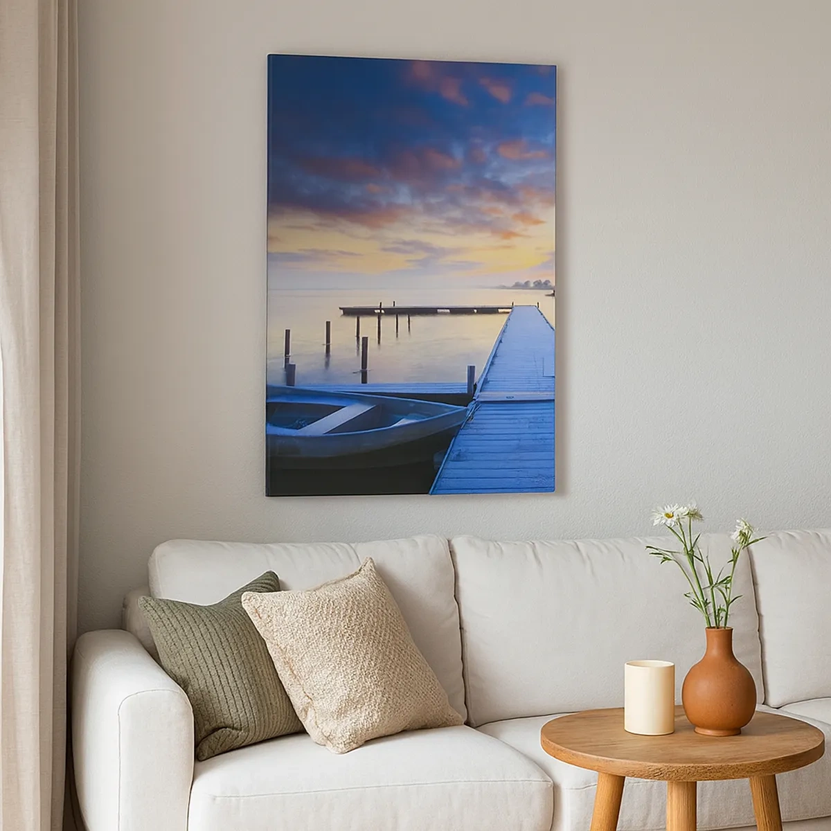 Bild auf Leinwand - Leinwandbild - Ein Seesteg bei Sonnenuntergang mit einem Boot am Ufer - 50x70cm - Violett-goldene Ruhe - Moderne Wanddekoration für Wohnzimmer und Schlafzimmer ARTTOR