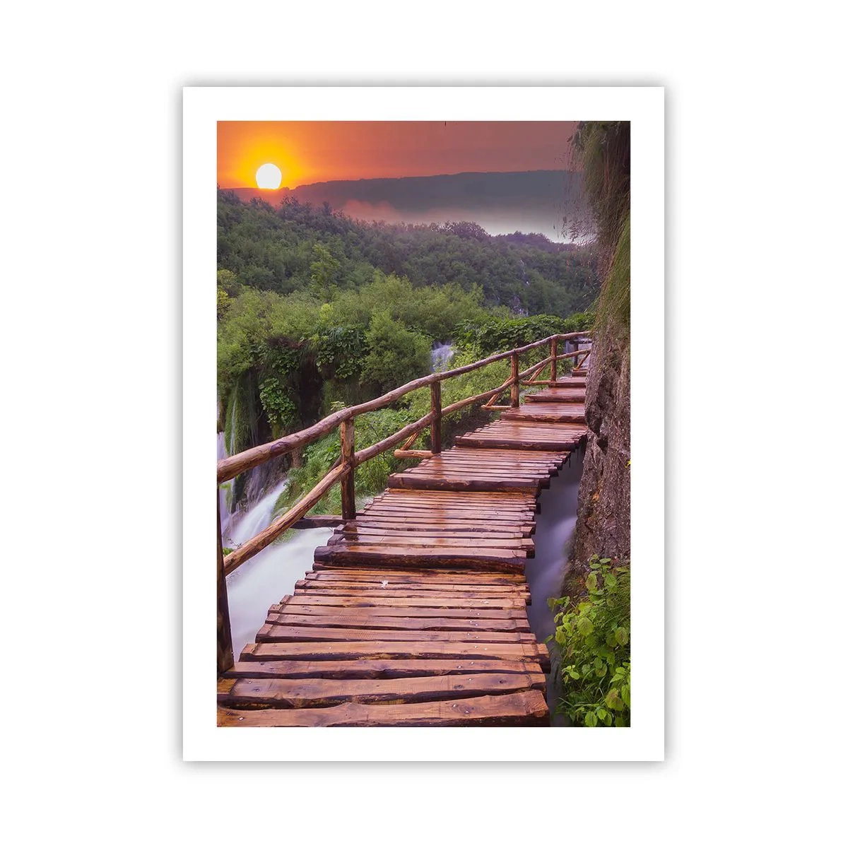 Poster - Eine Holzbrücke im Grünen und die untergehende Sonne - 50x70cm - Schönheit jenseits des Glaubens - Moderne Wanddekoration für Wohnzimmer und Schlafzimmer ARTTOR