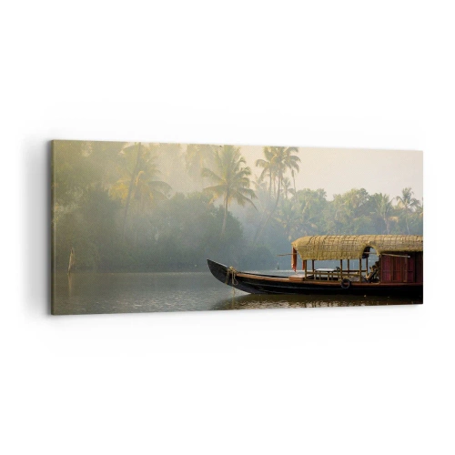 Bild auf Leinwand - Leinwandbild - Ein traditionelles Boot auf einem ruhigen Fluss zwischen Palmen - 120x50cm - Haus am Fluss - Moderne Wanddekoration für Wohnzimmer und Schlafzimmer ARTTOR