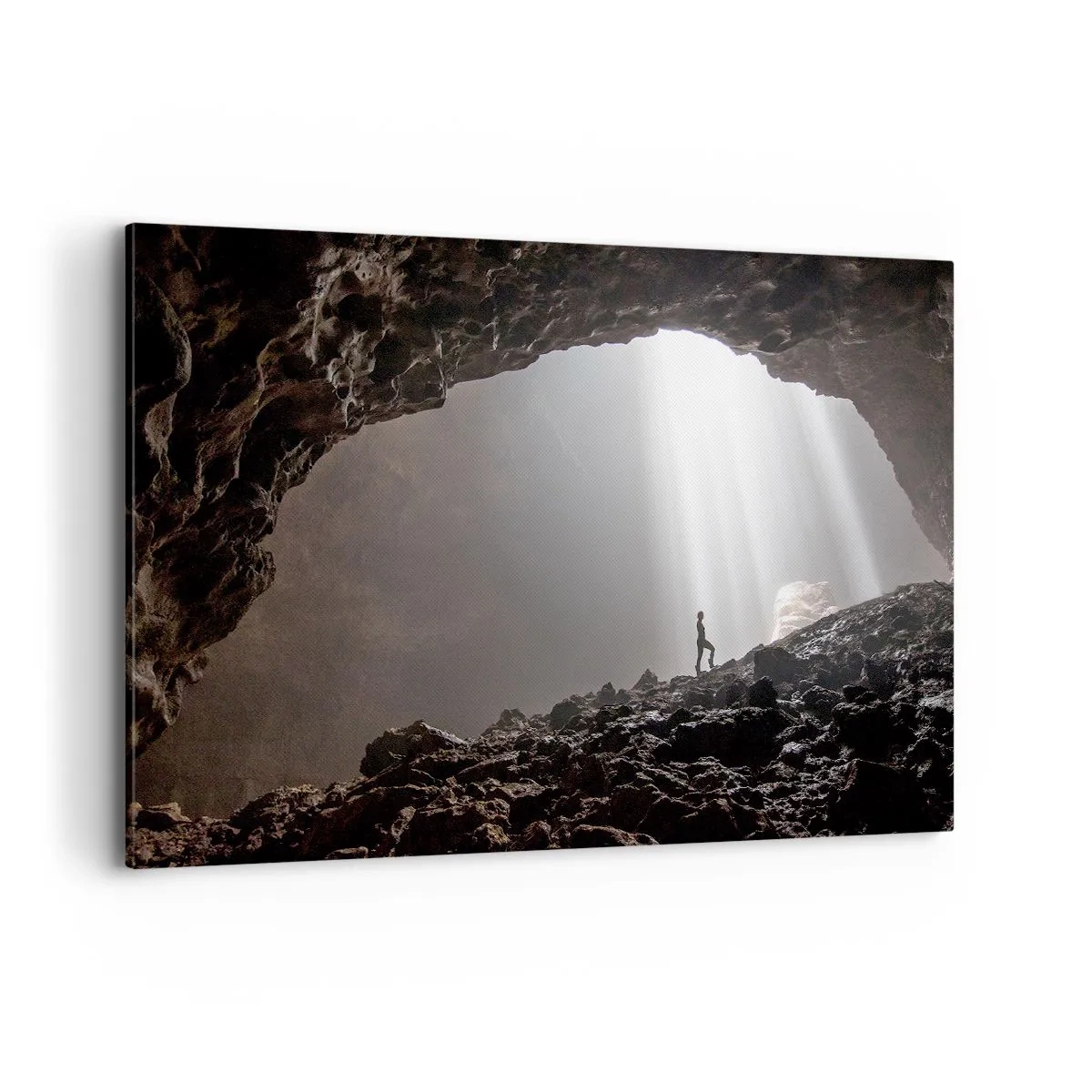 Bild auf Leinwand - Leinwandbild - Eine Figur in einer Höhle, beleuchtet von Lichtstrahlen - 120x80cm - Die leuchtende Grotte - Moderne Wanddekoration für Wohnzimmer und Schlafzimmer ARTTOR