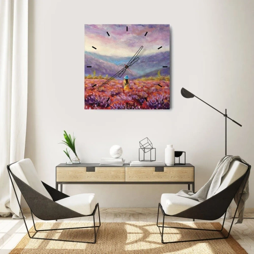 Wanduhr - Glasuhr - Eine Frau mit Hut geht durch ein Lavendelfeld. - 30x30cm - In einer Lavendelwelt - Moderne Wanddekoration für Wohnzimmer und Schlafzimmer ARTTOR