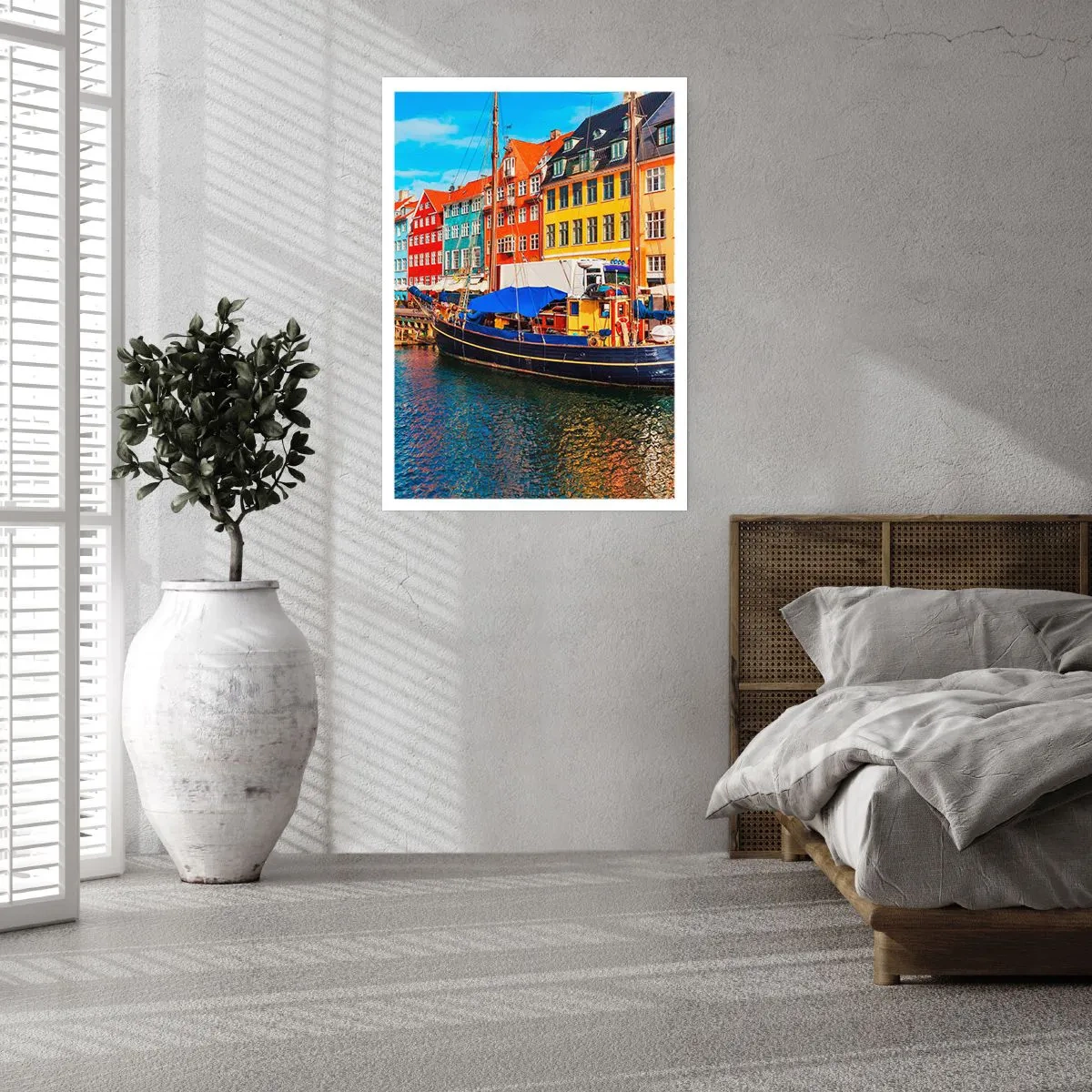 Poster - Bunte Mietshäuser an einem Kanal mit einem Boot - 50x70cm - Fröhlicher Kai - Moderne Wanddekoration für Wohnzimmer und Schlafzimmer ARTTOR