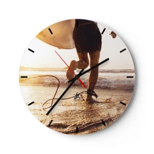 Wanduhr - Glasuhr - Ein Surfer läuft bei Sonnenuntergang mit seinem Brett am Strand entlang. - 30x30cm - Um die Welle zu treffen - Moderne Wanddekoration für Wohnzimmer, Küche und Schlafzimmer ARTTOR
