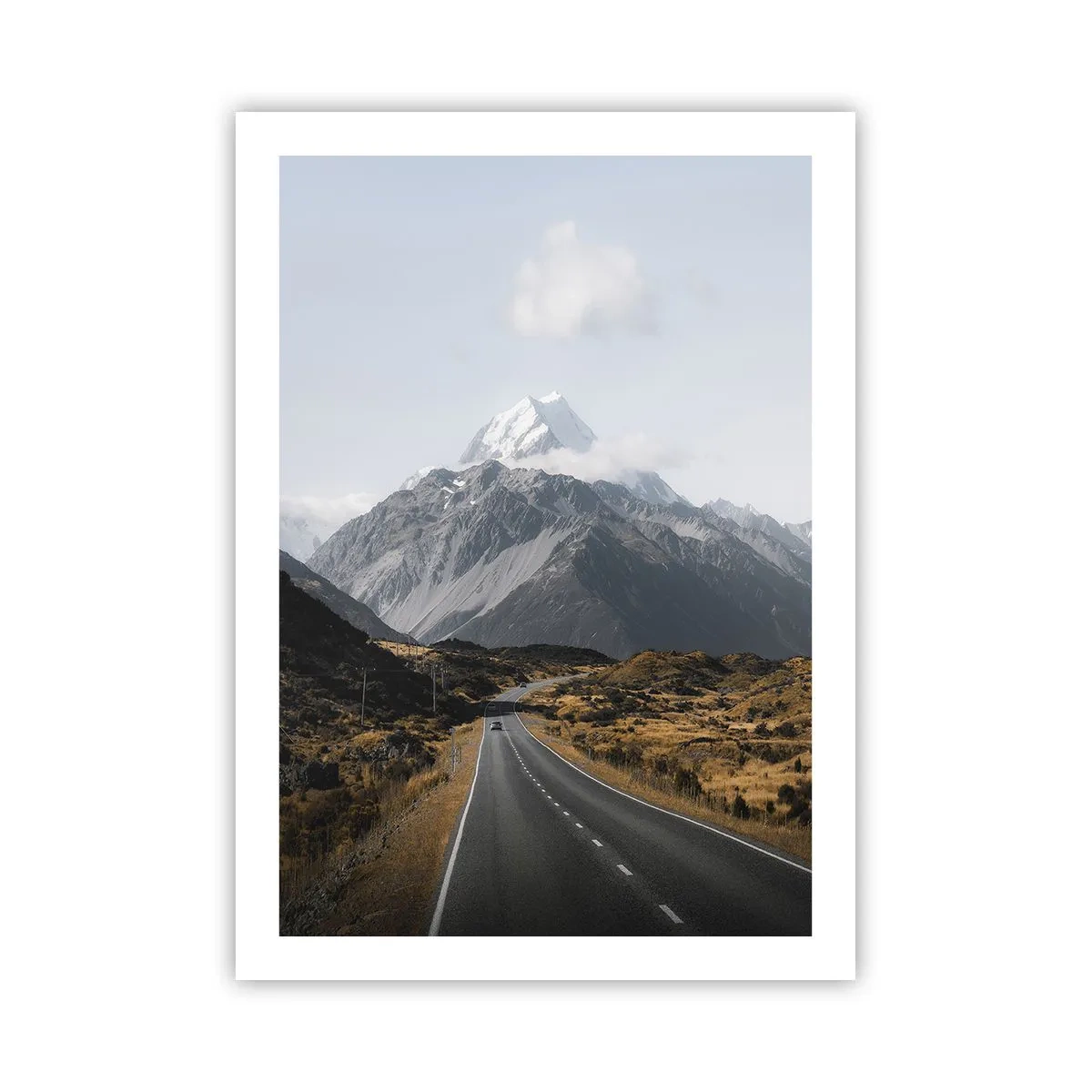 Poster - Die Straße, die zu den majestätischen Bergen führt - 50x70cm - Der Weg ins Herz der Berge - Moderne Wanddekoration für Wohnzimmer und Schlafzimmer ARTTOR