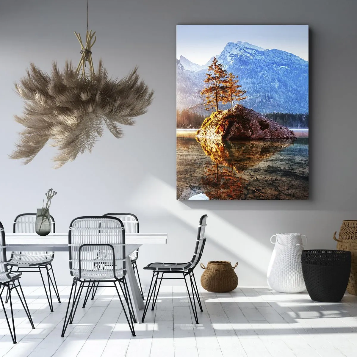 Bild auf Leinwand - Leinwandbild - Ein See mit Inseln und Bergen im Hintergrund bei Sonnenaufgang - 70x100cm - Natur in neuem Licht - Moderne Wanddekoration für Wohnzimmer und Schlafzimmer ARTTOR