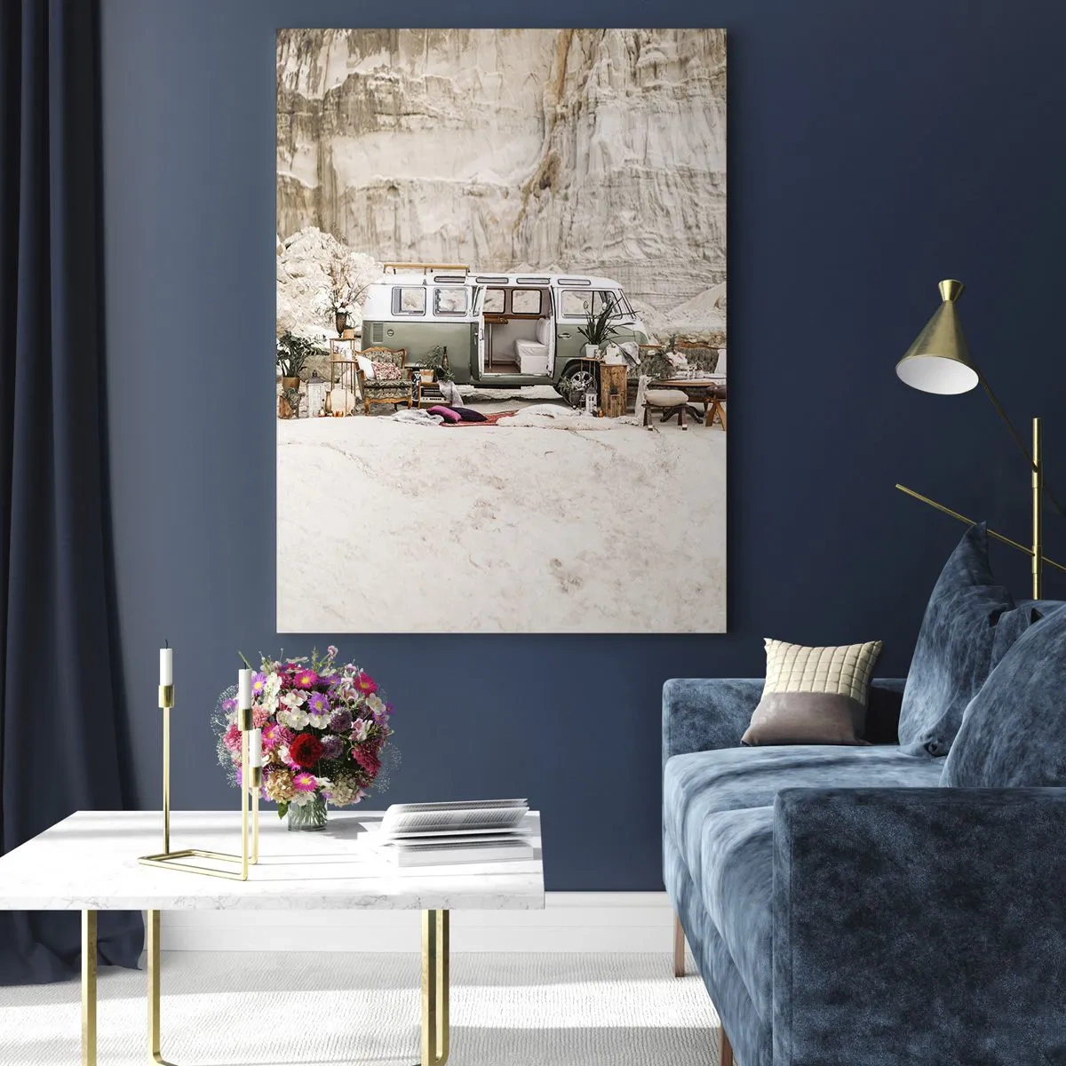 Glasbild - Bild auf glas - Ein Retro-Camper im Boho-Design vor einer felsigen Landschaft. - 70x100cm - Es ist die Zeit, die Reise zu beginnen - Moderne Wanddekoration für Wohnzimmer und Schlafzimmer ARTTOR