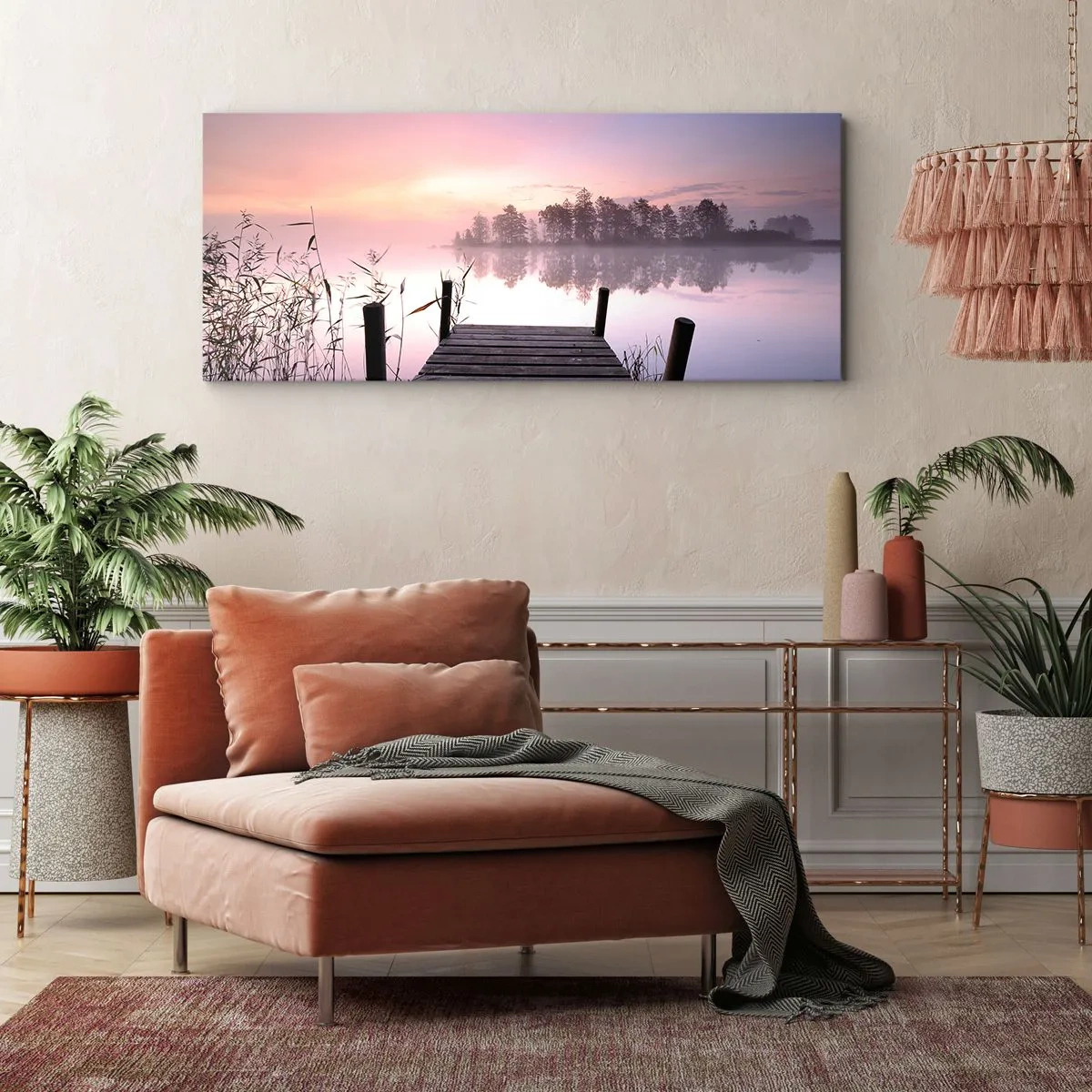 Bild auf Leinwand - Leinwandbild - Ein Steg am Seeufer im Morgengrauen mit Nebel und pastellfarbenem Himmel - 140x50cm - Aus dem lila Nebel ... - Moderne Wanddekoration für Wohnzimmer und Schlafzimmer ARTTOR