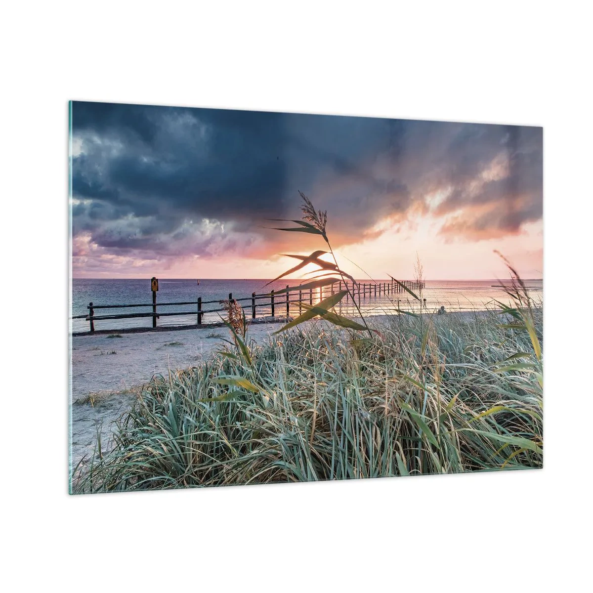 Glasbild - Bild auf glas - Der Strand bei Sonnenuntergang mit Blick auf den Pier, umgeben von Gras - 100x70cm - Es vergeht nicht mit dem Wind - Moderne Wanddekoration für Wohnzimmer und Schlafzimmer ARTTOR