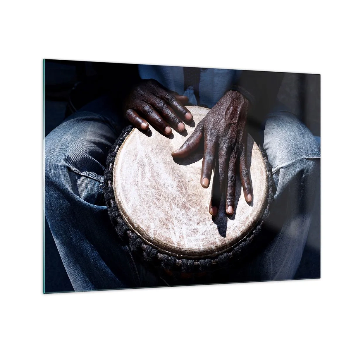 Glasbild - Bild auf glas - Nahaufnahme von Händen, die eine Djembe-Trommel spielen - 70x50cm - Lebe in deinem eigenen Rhythmus - Moderne Wanddekoration für Wohnzimmer und Schlafzimmer ARTTOR