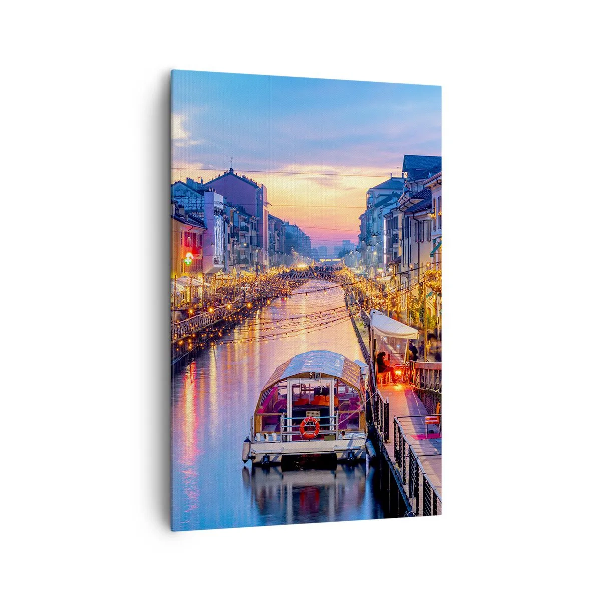 Bild auf Leinwand - Leinwandbild - Ein Kanal mit Beleuchtung, umgeben von farbenfrohen Gebäuden - 80x120cm - Ein Abend voller Licht und Spaß - Moderne Wanddekoration für Wohnzimmer und Schlafzimmer ARTTOR