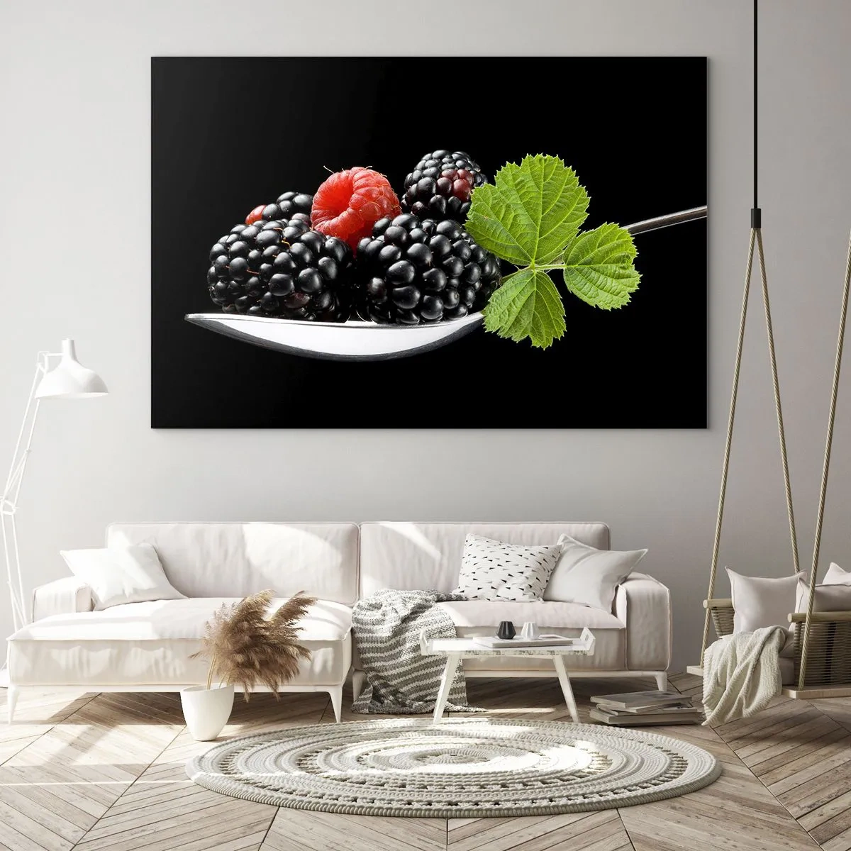 Glasbild - Bild auf glas - Himbeeren und Brombeeren auf einem Löffel mit einem grünen Blatt auf schwarzem Hintergrund - 120x80cm - Der Geschmack der Frische - Moderne Wanddekoration für Wohnzimmer und Schlafzimmer ARTTOR