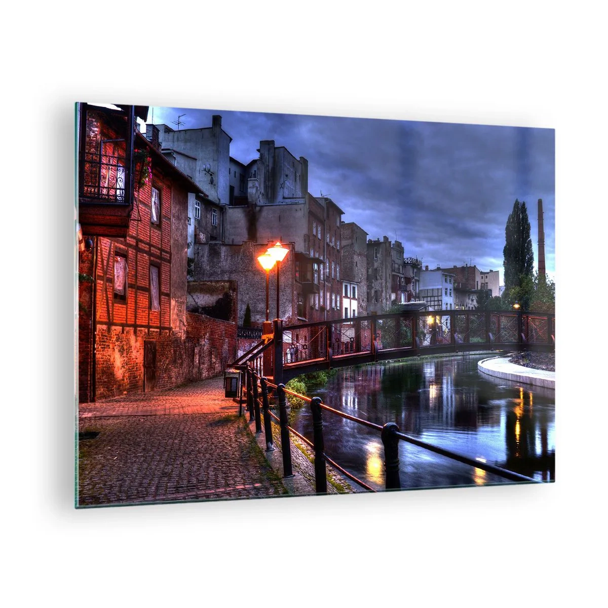 Glasbild - Bild auf glas - Eine charmante Straße entlang des Kanals mit einer Brücke und Abendbeleuchtung - 70x50cm - Solches Bydgoszcz kannte man nicht - Moderne Wanddekoration für Wohnzimmer und Schlafzimmer ARTTOR