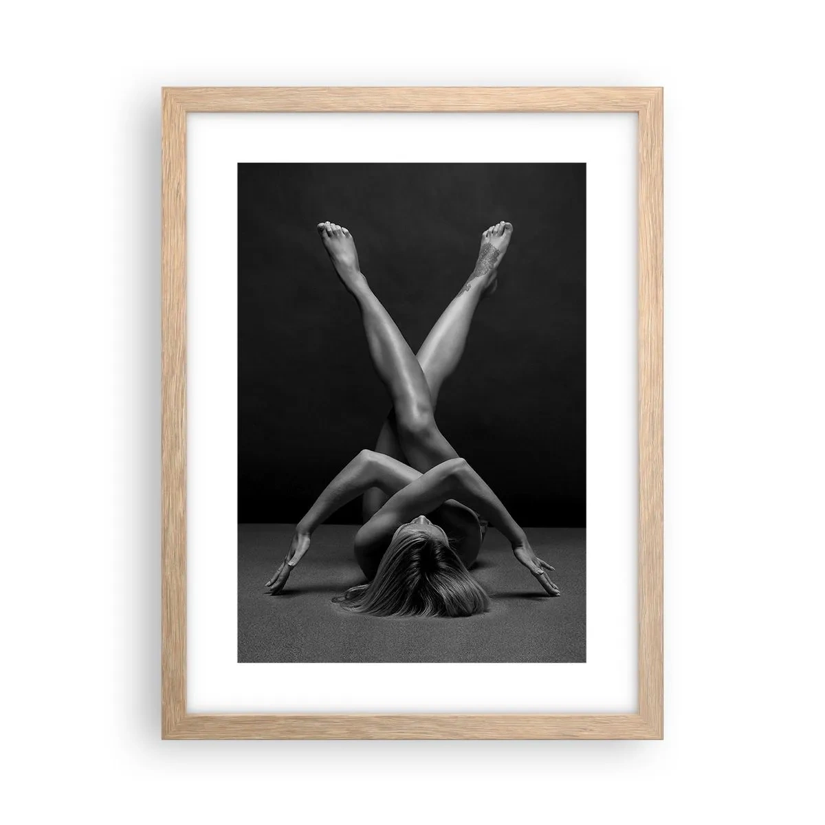 Poster in einem Rahmen aus heller Eiche - Die Geometrie der Nacktheit - 30x40 cm