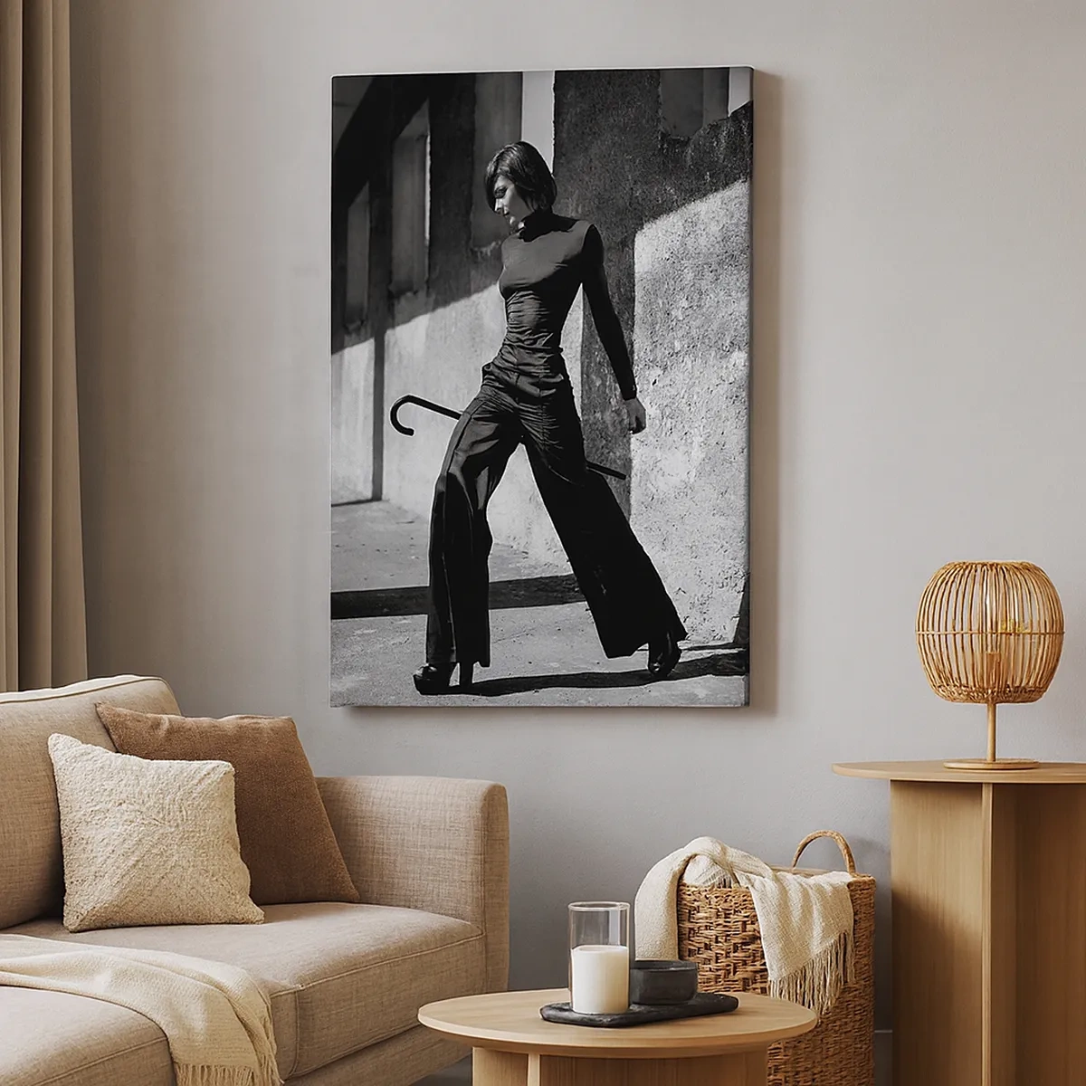 Bild auf Leinwand - Leinwandbild - Stilvolle Frau in einem industriellen Umfeld - 50x70cm - Urbane Eleganz - Moderne Wanddekoration für Wohnzimmer und Schlafzimmer ARTTOR