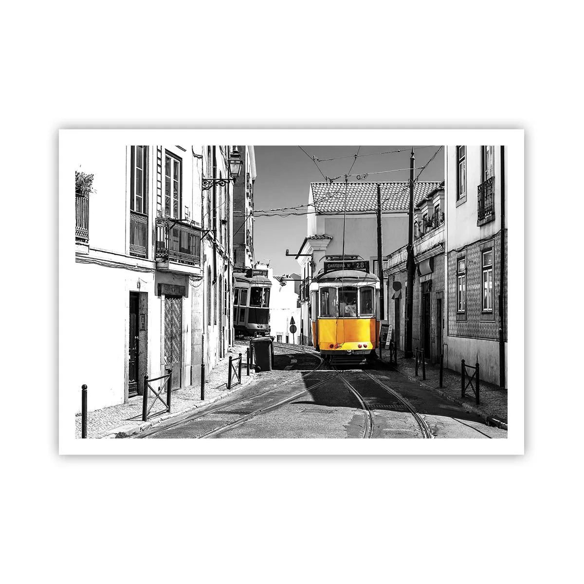 Poster - Eine gelbe Straßenbahn auf den Straßen von Lissabon in einer monochromen Umgebung - 100x70cm - Der Geist von Lissabon - Moderne Wanddekoration für Wohnzimmer und Schlafzimmer ARTTOR