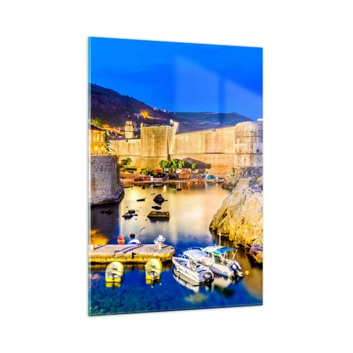 Glasbild - Bild auf glas - Abendpanorama von Dubrovnik mit Booten und Stadtmauern - 50x70cm - Beleuchtete Nacht an der Adria - Moderne Wanddekoration für Wohnzimmer und Schlafzimmer ARTTOR