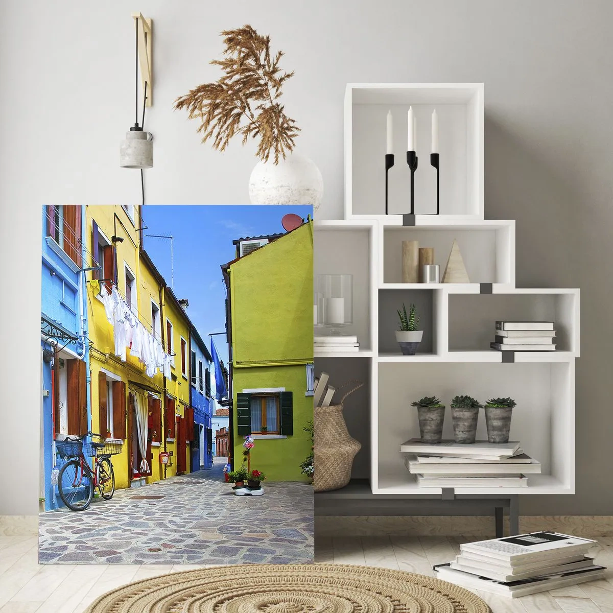 Glasbild - Bild auf glas - Eine farbenfrohe Straße mit Fahrrädern zwischen pastellfarbenen Gebäuden - 70x100cm - Pastell, süße Gasse - Moderne Wanddekoration für Wohnzimmer und Schlafzimmer ARTTOR