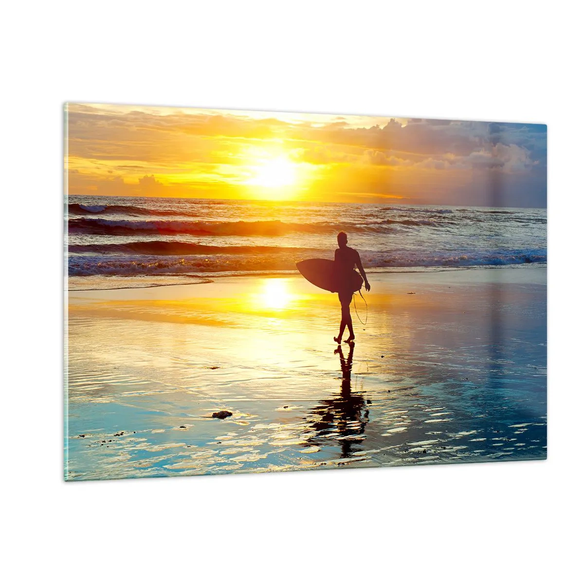 Glasbild - Bild auf glas - Ein Surfer, der bei Sonnenuntergang mit seinem Brett am Strand spazieren geht - 120x80cm - Die Rückkehr des Kriegers - Moderne Wanddekoration für Wohnzimmer und Schlafzimmer ARTTOR