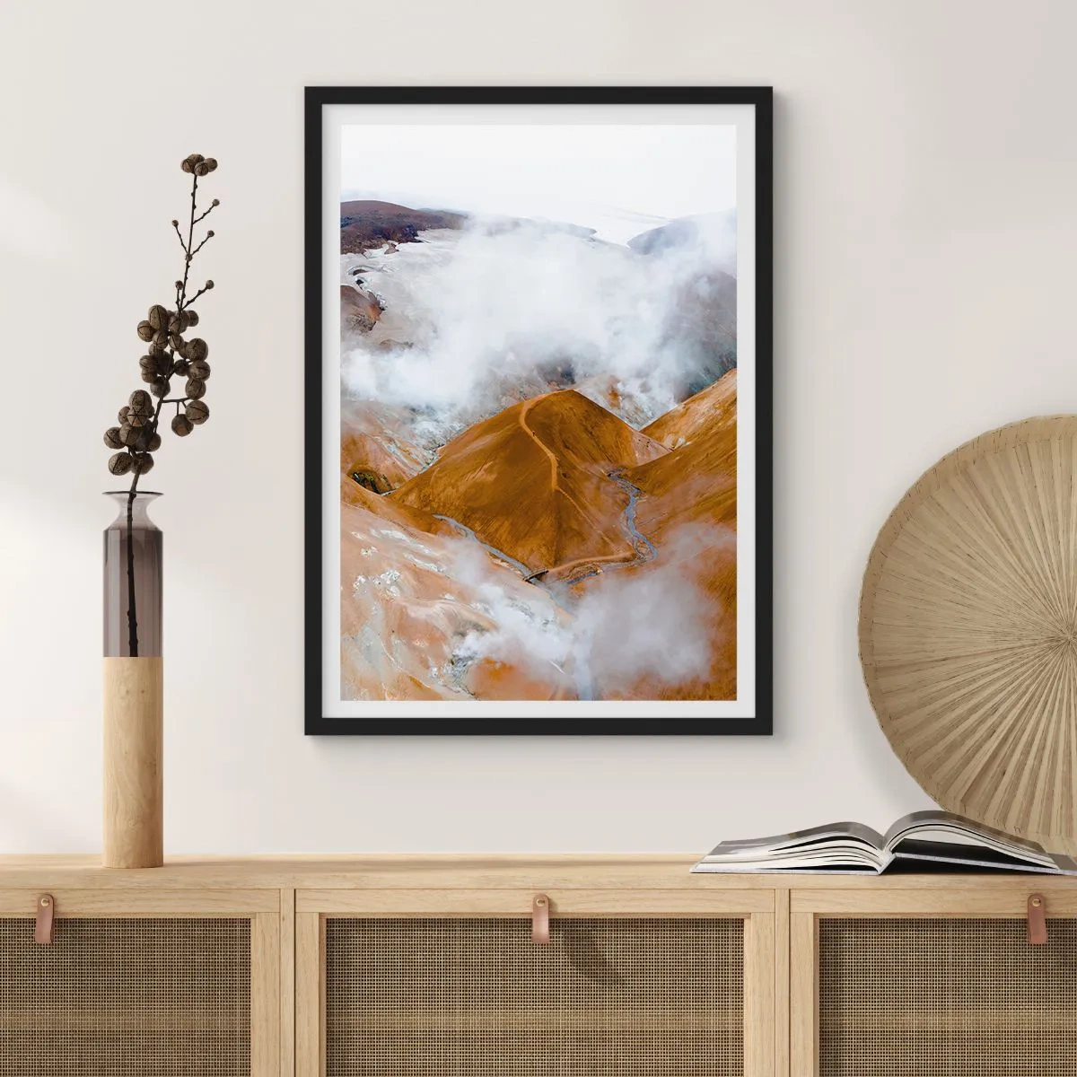 Poster in einem schwarzem Rahmen - Nebel schwebt über goldenen Hügeln in einer natürlichen Landschaft - 50x70cm - Islands rohe Schönheit - Moderne Wanddekoration für Wohnzimmer und Schlafzimmer ARTTOR