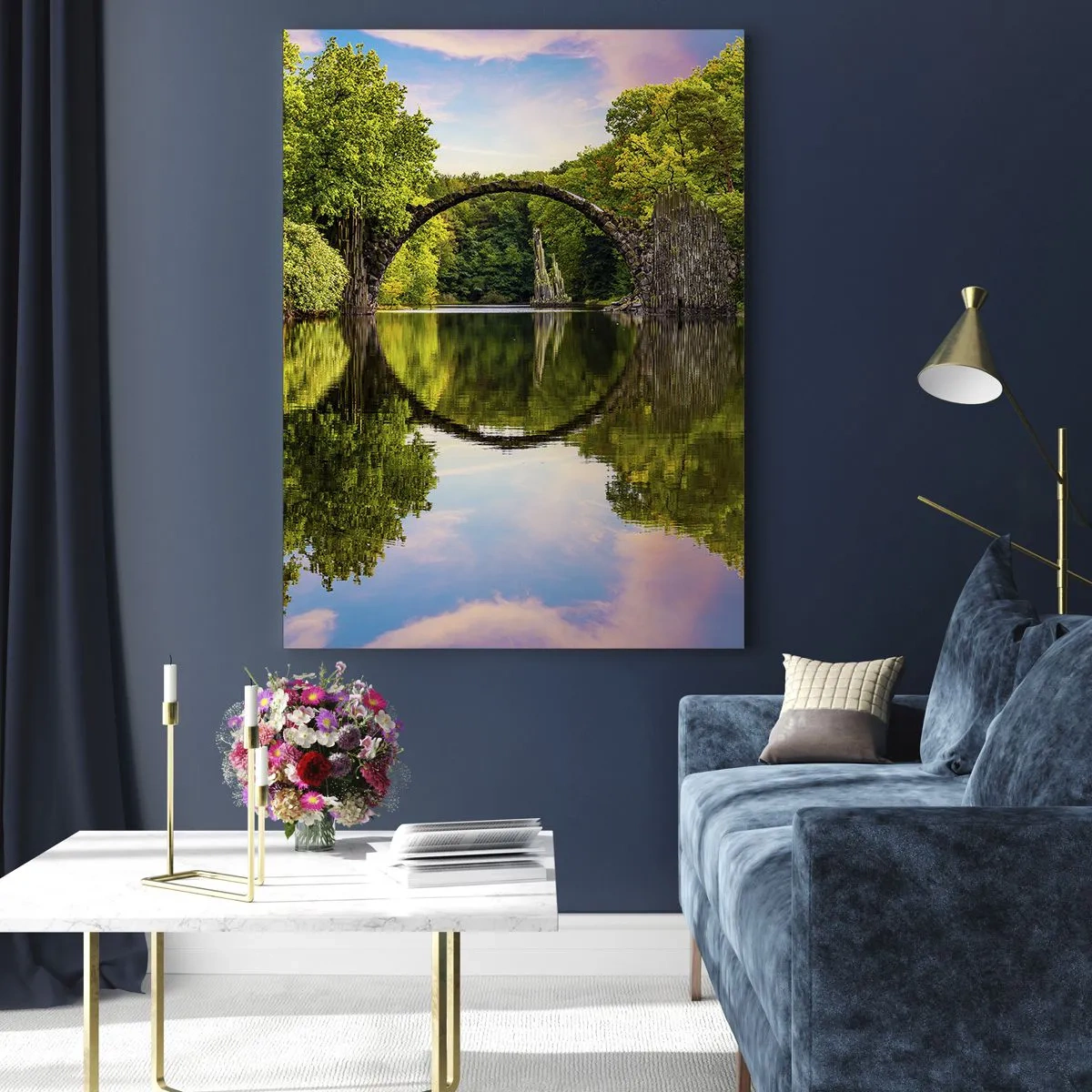 Glasbild - Bild auf glas - Eine Steinbrücke über einen Fluss mit einer perfekten Spiegelung im Wasser - 70x100cm - An der Kreuzung zweier Welten - Moderne Wanddekoration für Wohnzimmer und Schlafzimmer ARTTOR