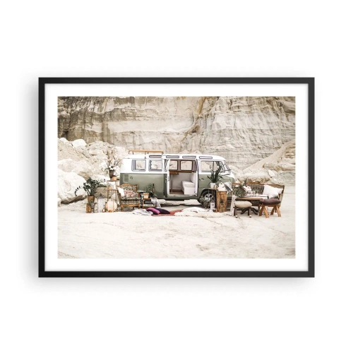Poster in einem schwarzem Rahmen - Ein Retro-Camper im Boho-Design vor einer felsigen Landschaft. - 70x50cm - Es ist die Zeit, die Reise zu beginnen - Moderne Wanddekoration für Wohnzimmer und Schlafzimmer ARTTOR