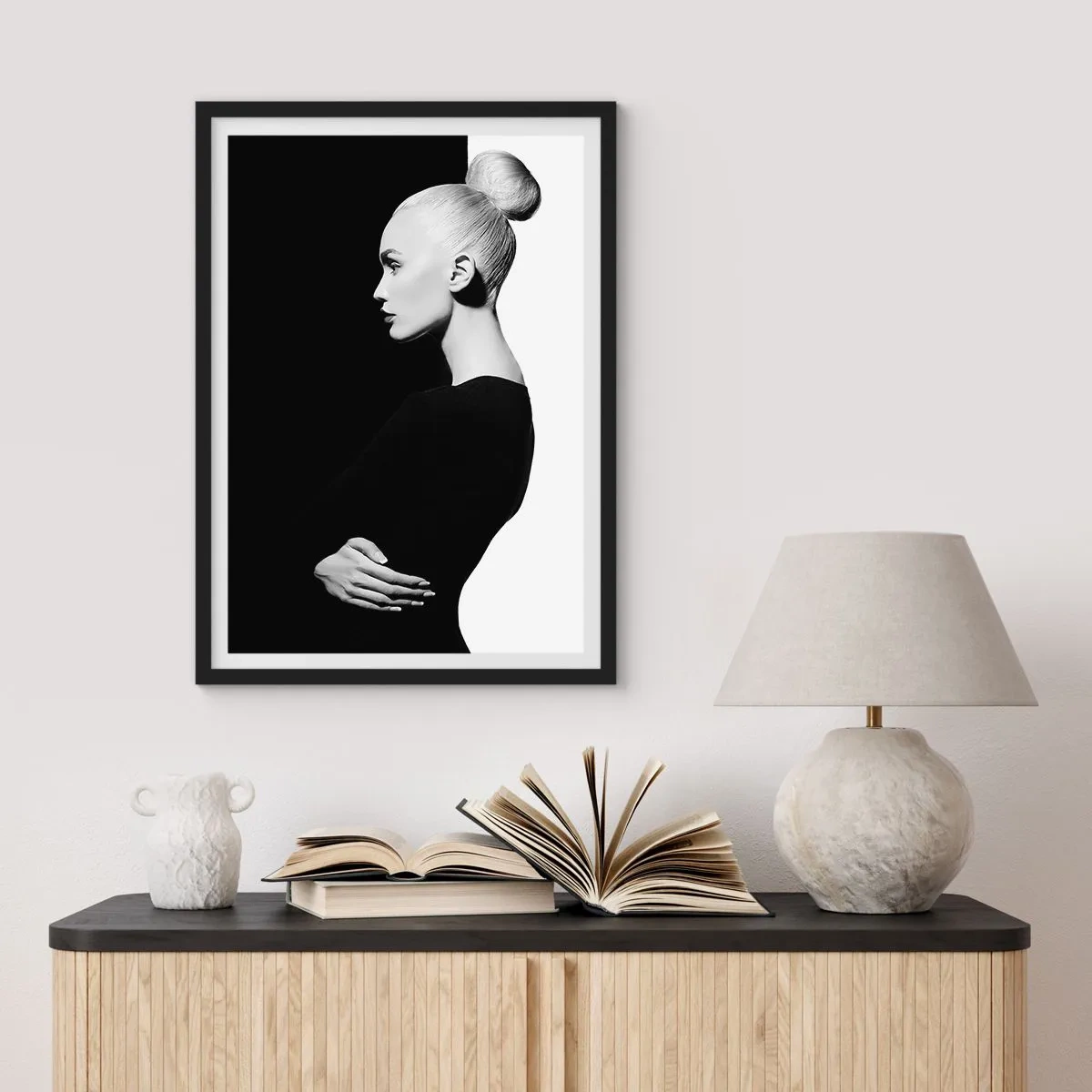 Poster in einem schwarzem Rahmen - Ein minimalistisches Frauenporträt in einer Schwarz-Weiß-Komposition - 50x70cm - Einfach eine Frau - Moderne Wanddekoration für Wohnzimmer und Schlafzimmer ARTTOR