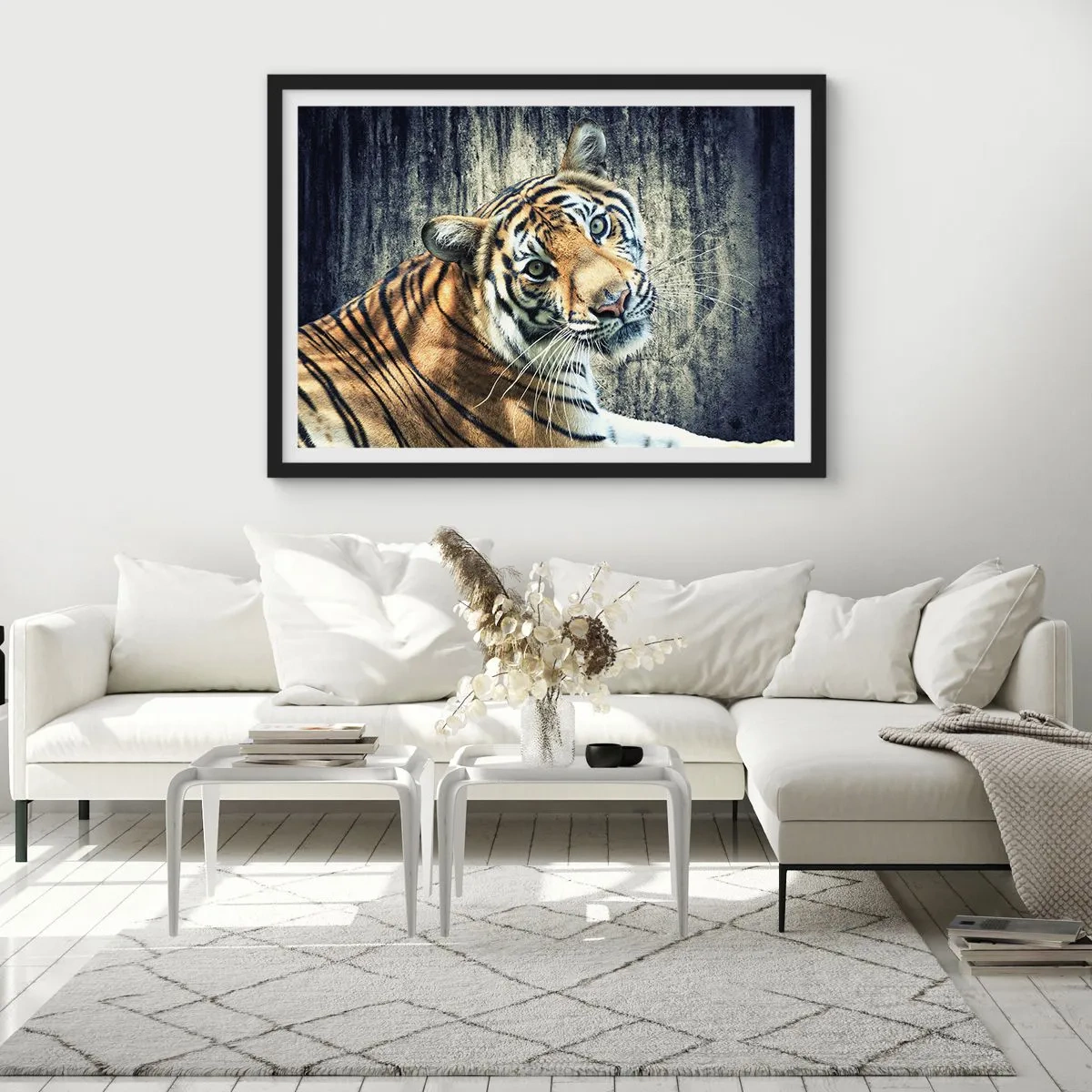 Poster in einem schwarzem Rahmen - Ein Tiger liegt an einer rauen Wand - 70x50cm - Portrait in Lichtstrahlen - Moderne Wanddekoration für Wohnzimmer und Schlafzimmer ARTTOR