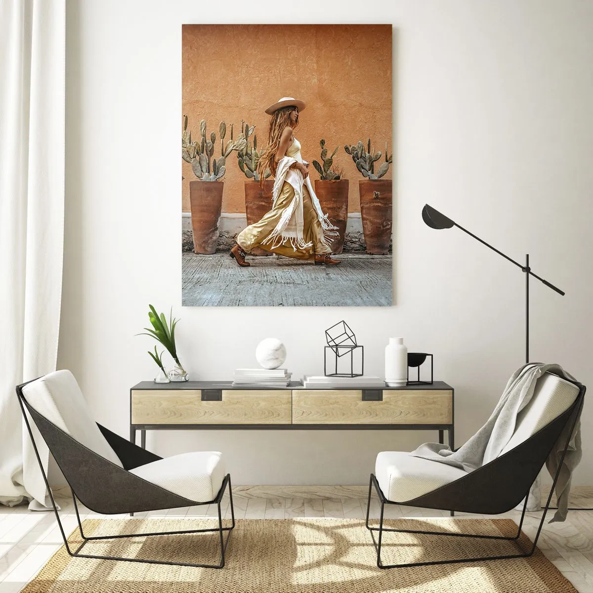Glasbild - Bild auf glas - Eine Frau im Boho-Stil geht an Töpfen mit Kakteen vorbei. - 50x70cm - Hippie-Stil - Moderne Wanddekoration für Wohnzimmer und Schlafzimmer ARTTOR