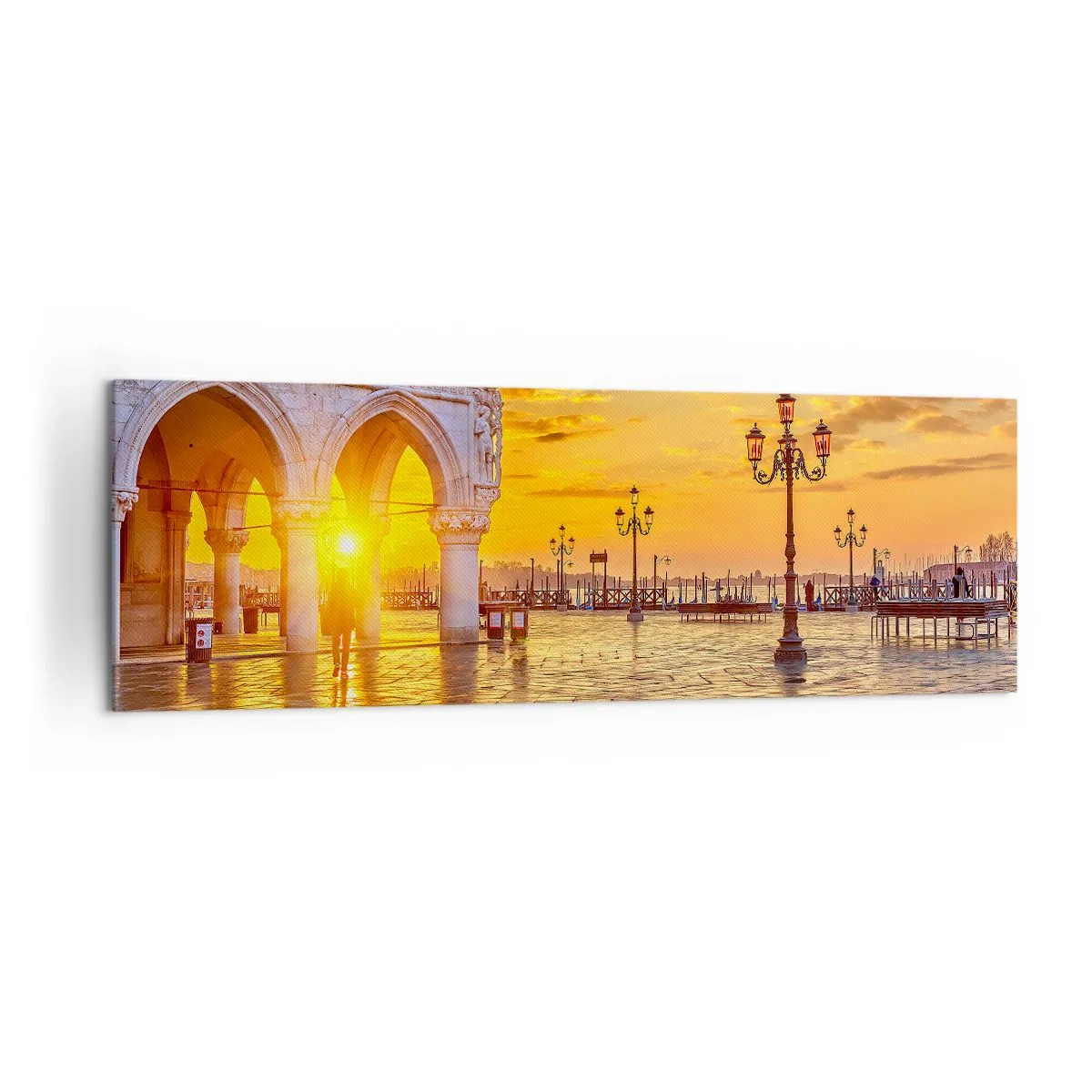 Bild auf Leinwand - Leinwandbild - Goldener Sonnenuntergang auf dem Stadtplatz mit Arkaden und Lampen - 160x50cm - Wo sind alle? - Moderne Wanddekoration für Wohnzimmer und Schlafzimmer ARTTOR