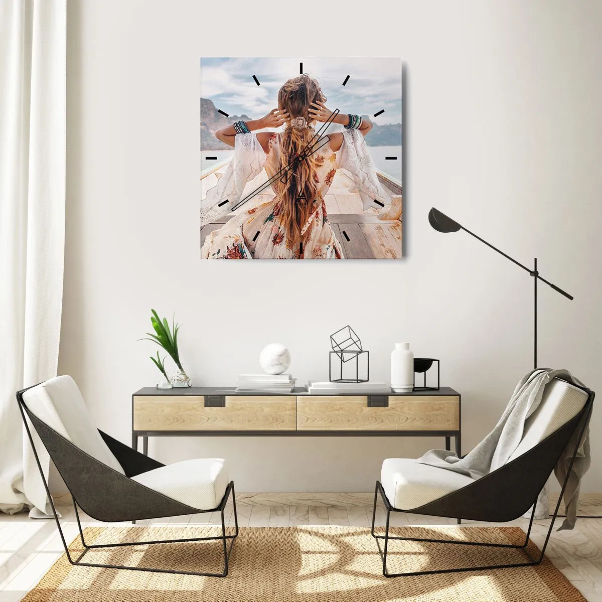 Wanduhr - Glasuhr - Frau auf einem Boot mit Blick auf die Berge und das Wasser, Boho-Stil - 30x30cm - Auf dem Weg zum Glück - Moderne Wanddekoration für Wohnzimmer und Schlafzimmer ARTTOR