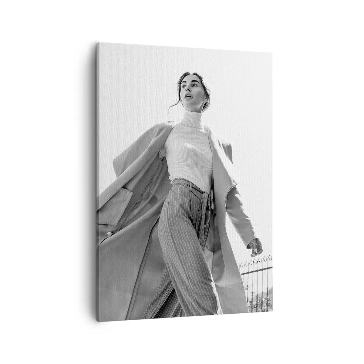 Bild auf Leinwand - Leinwandbild - Stilvolle Frau im Mantel vor schwarz-weißem Architekturhintergrund - 50x70cm - Gehst du mit mir? - Moderne Wanddekoration für Wohnzimmer und Schlafzimmer ARTTOR