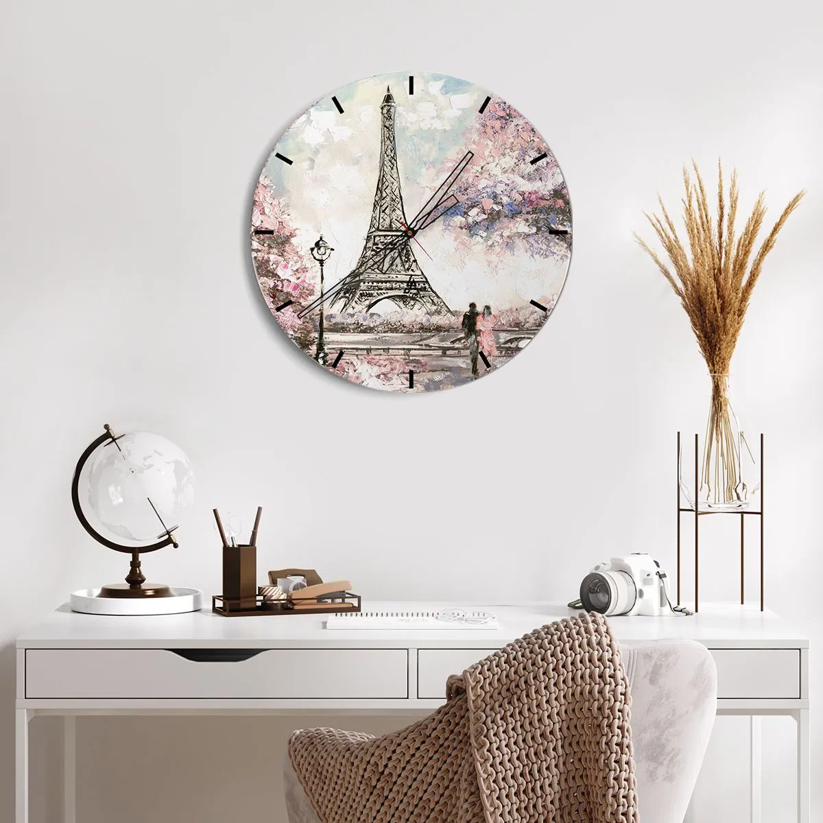 Wanduhr - Glasuhr - Der Eiffelturm, umgeben von blühenden Bäumen - 30x30cm - Aprilspaziergang durch Paris - Moderne Wanddekoration für Wohnzimmer, Küche und Schlafzimmer ARTTOR