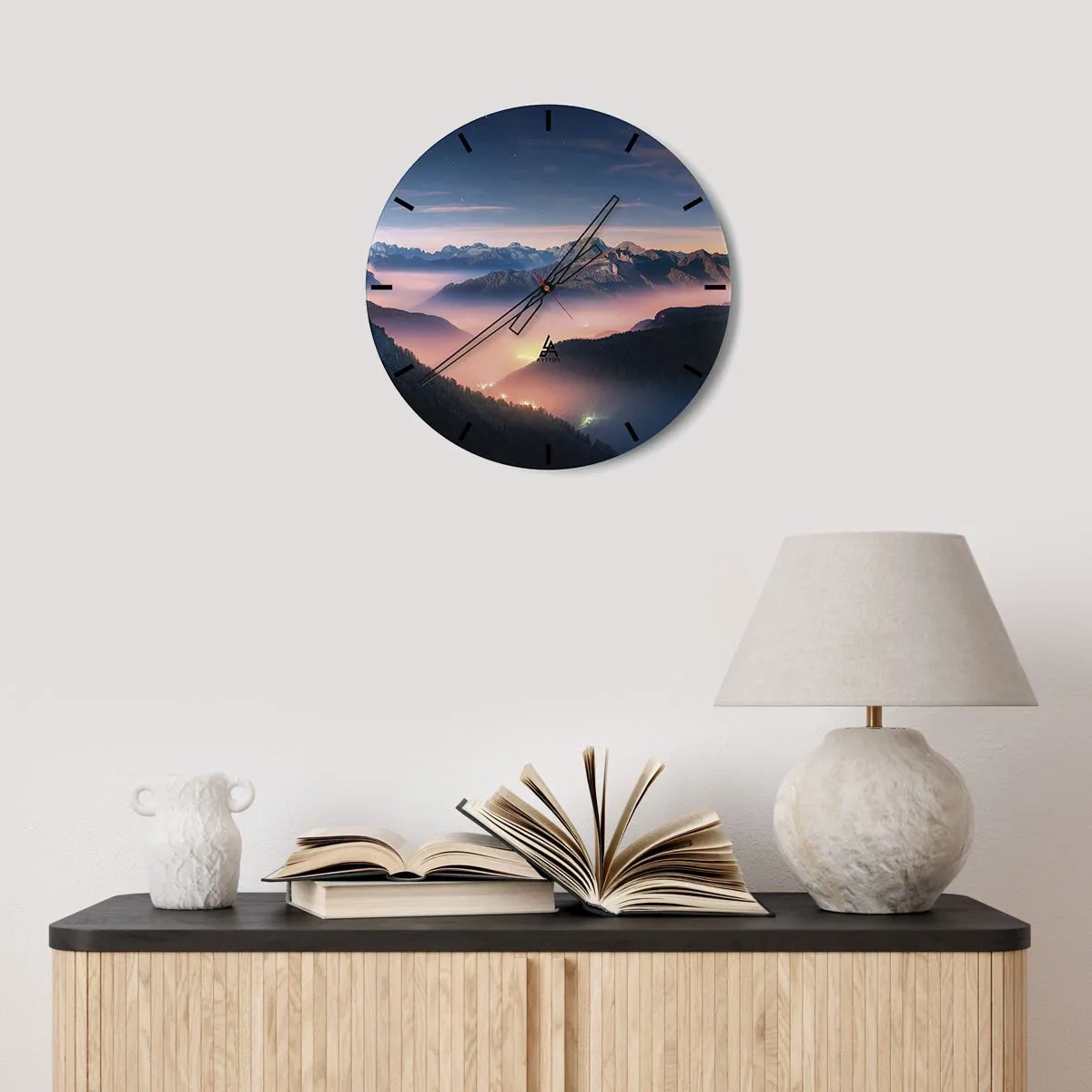 Wanduhr - Glasuhr - Sonnenuntergang über den Bergen mit dem in Nebel und Lichter gehüllten Tal - 30x30cm - Licht in den Tälern - Moderne Wanddekoration für Wohnzimmer, Küche und Schlafzimmer ARTTOR