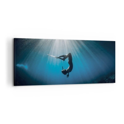 Bild auf Leinwand - Leinwandbild - Ein Taucher, der in einem Lichtstrahl unter Wasser schwimmt - 120x50cm - Tanz unter Wasser - Moderne Wanddekoration für Wohnzimmer und Schlafzimmer ARTTOR