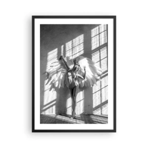 Poster in einem schwarzem Rahmen - Schwarz-Weiß-Fotografie einer Frau mit Engelsflügeln - 50x70cm - Direkt vom Himmel - Moderne Wanddekoration für Wohnzimmer und Schlafzimmer ARTTOR