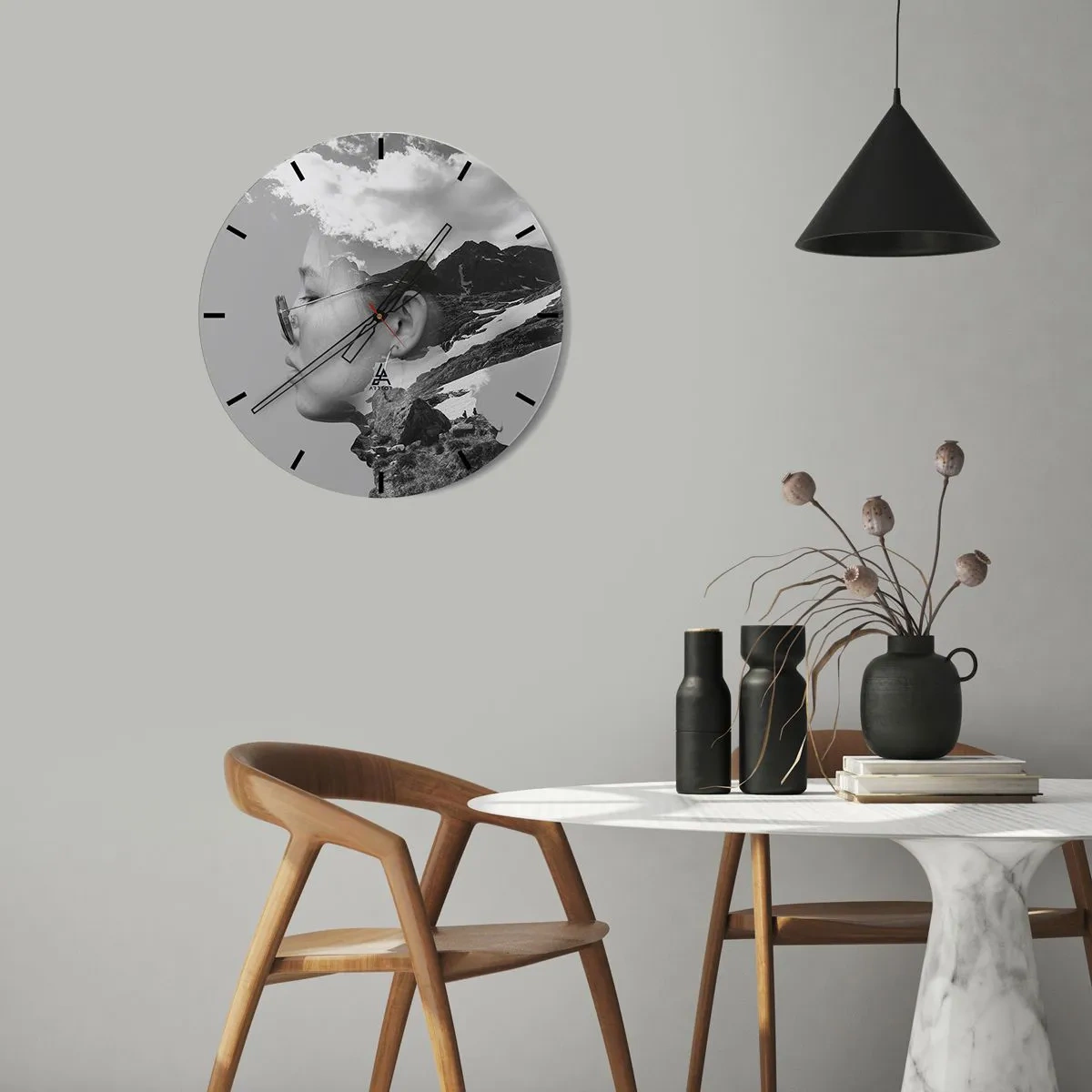 Wanduhr - Glasuhr - Doppelbelichtung eines Gesichts und einer Berglandschaft in Grautönen. - 30x30cm - Top und bewölktes Porträt - Moderne Wanddekoration für Wohnzimmer, Küche und Schlafzimmer ARTTOR