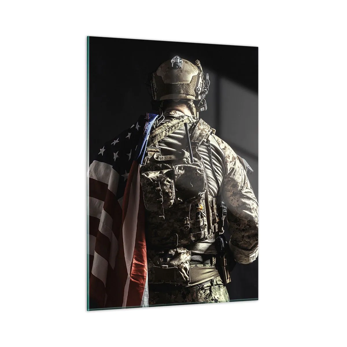 Glasbild - Bild auf glas - Ein Soldat mit einer amerikanischen Flagge vor dunklem Hintergrund - 50x70cm - Darum - Moderne Wanddekoration für Wohnzimmer und Schlafzimmer ARTTOR