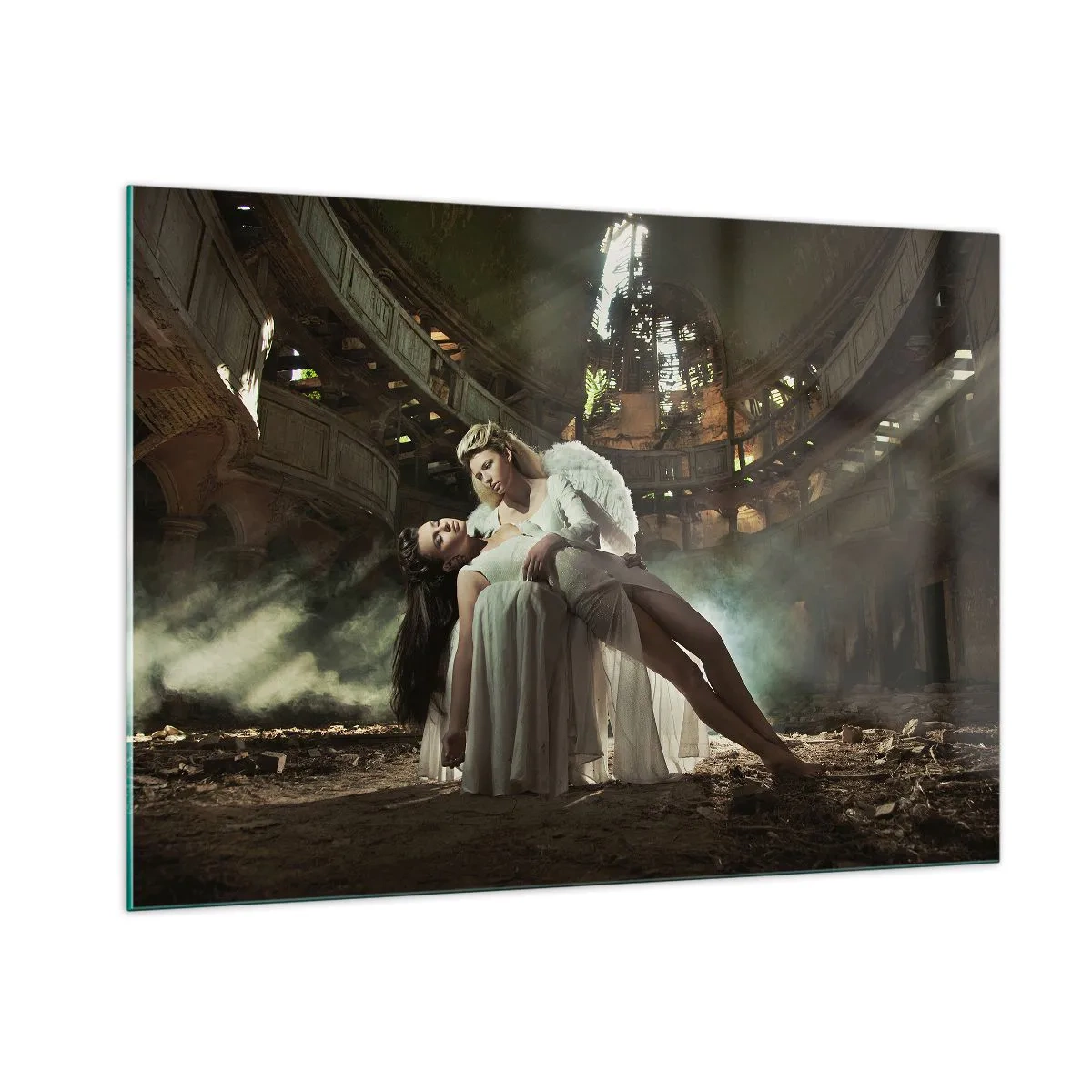 Glasbild - Bild auf glas - Eine Engelsfigur hält eine Frau in den Ruinen eines Gebäudes - 100x70cm - Der Geist des alten Theaters - Moderne Wanddekoration für Wohnzimmer und Schlafzimmer ARTTOR