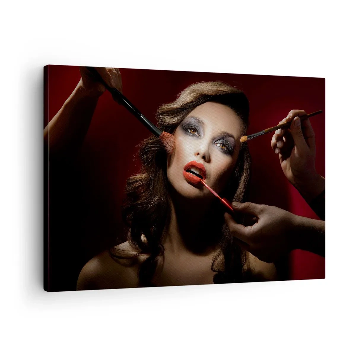 Bild auf Leinwand - Leinwandbild - Stilvolles Porträt einer Frau beim Schminken vor dunklem Hintergrund - 70x50cm - Verträumt schön - Moderne Wanddekoration für Wohnzimmer und Schlafzimmer ARTTOR