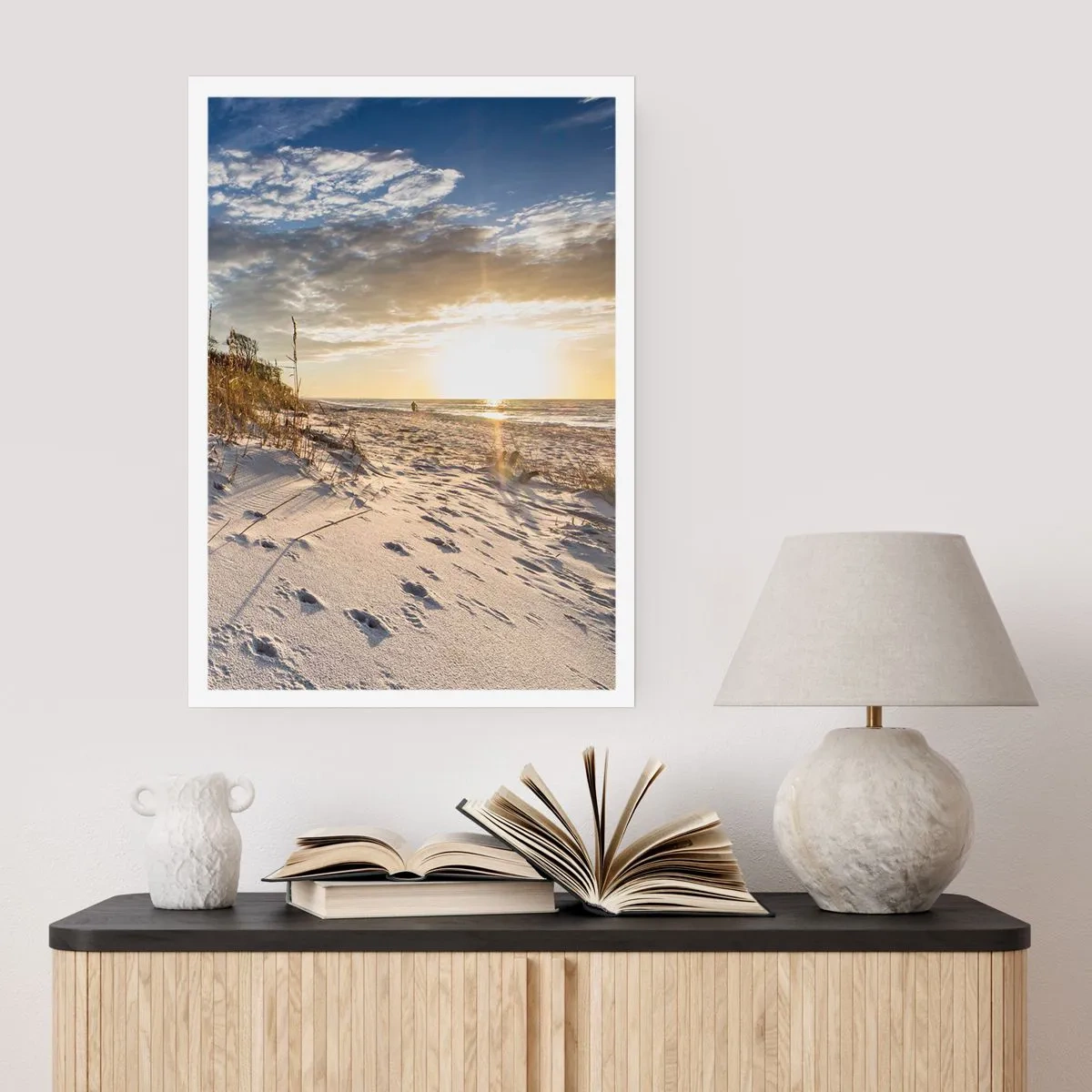 Poster - Ein Sandstrand, beleuchtet von der untergehenden Sonne - 50x70cm - Einladung zu einem Spaziergang - Moderne Wanddekoration für Wohnzimmer und Schlafzimmer ARTTOR