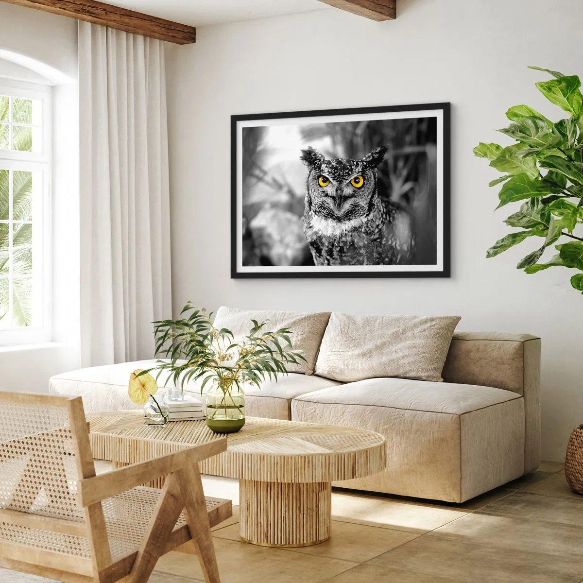 Poster in einem schwarzem Rahmen - Eine Schwarz-Weiß-Aufnahme einer Eule mit gelben Augen - 100x70cm - Nichts wird sich verstecken - Moderne Wanddekoration für Wohnzimmer und Schlafzimmer ARTTOR