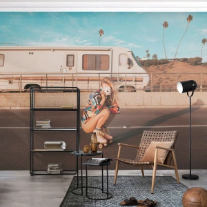 Selbstklebende Fototapete Deluxe Sticker - Lächel bitte! - Landschaft, Wohnmobil, Frau - 350x256 cm