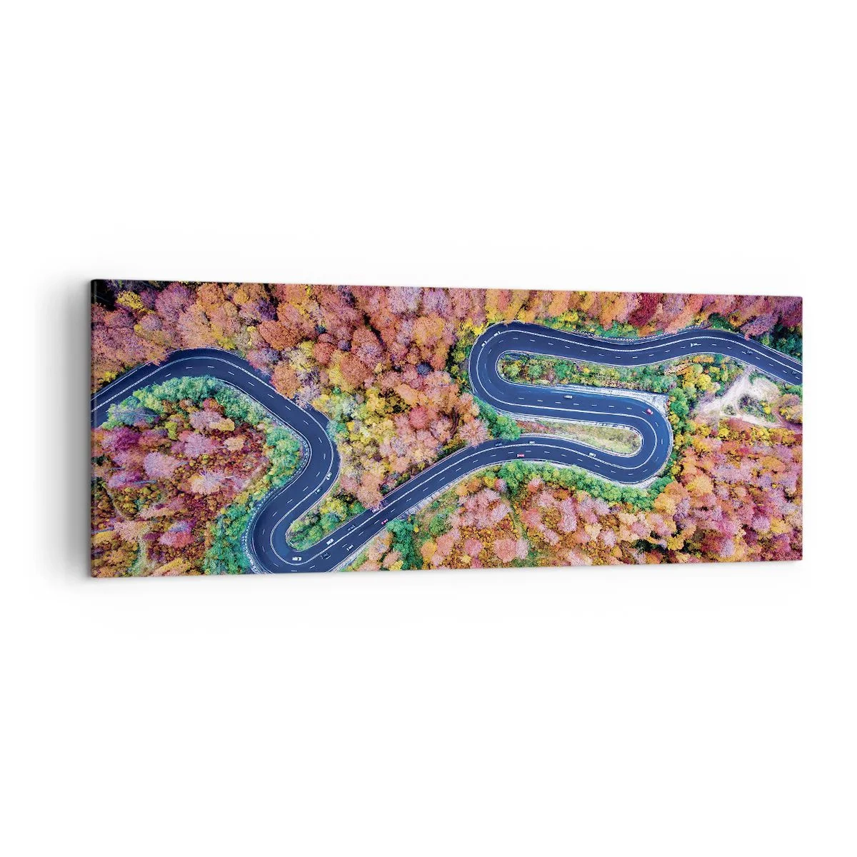 Bild auf Leinwand - Leinwandbild - Eine kurvenreiche Straße in einem herbstlichen Wald aus der Vogelperspektive gesehen - 140x50cm - Kurvenreicher Weg durch den Wald - Moderne Wanddekoration für Wohnzimmer und Schlafzimmer ARTTOR