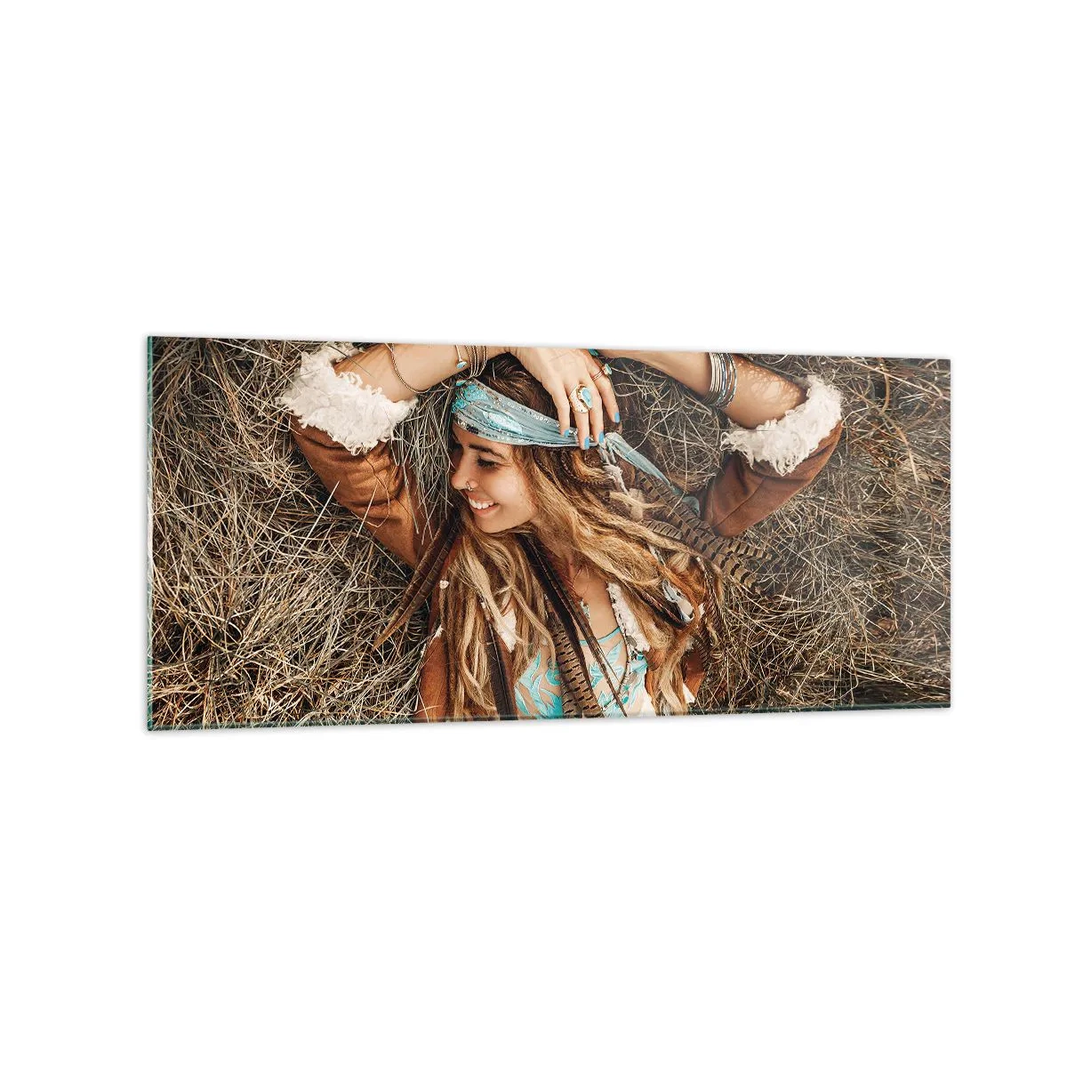 Glasbild - Bild auf glas - Frau im Boho-Stil liegt auf Heu - 120x50cm - Auf dem Weg in den Sommer der Liebe - Moderne Wanddekoration für Wohnzimmer und Schlafzimmer ARTTOR