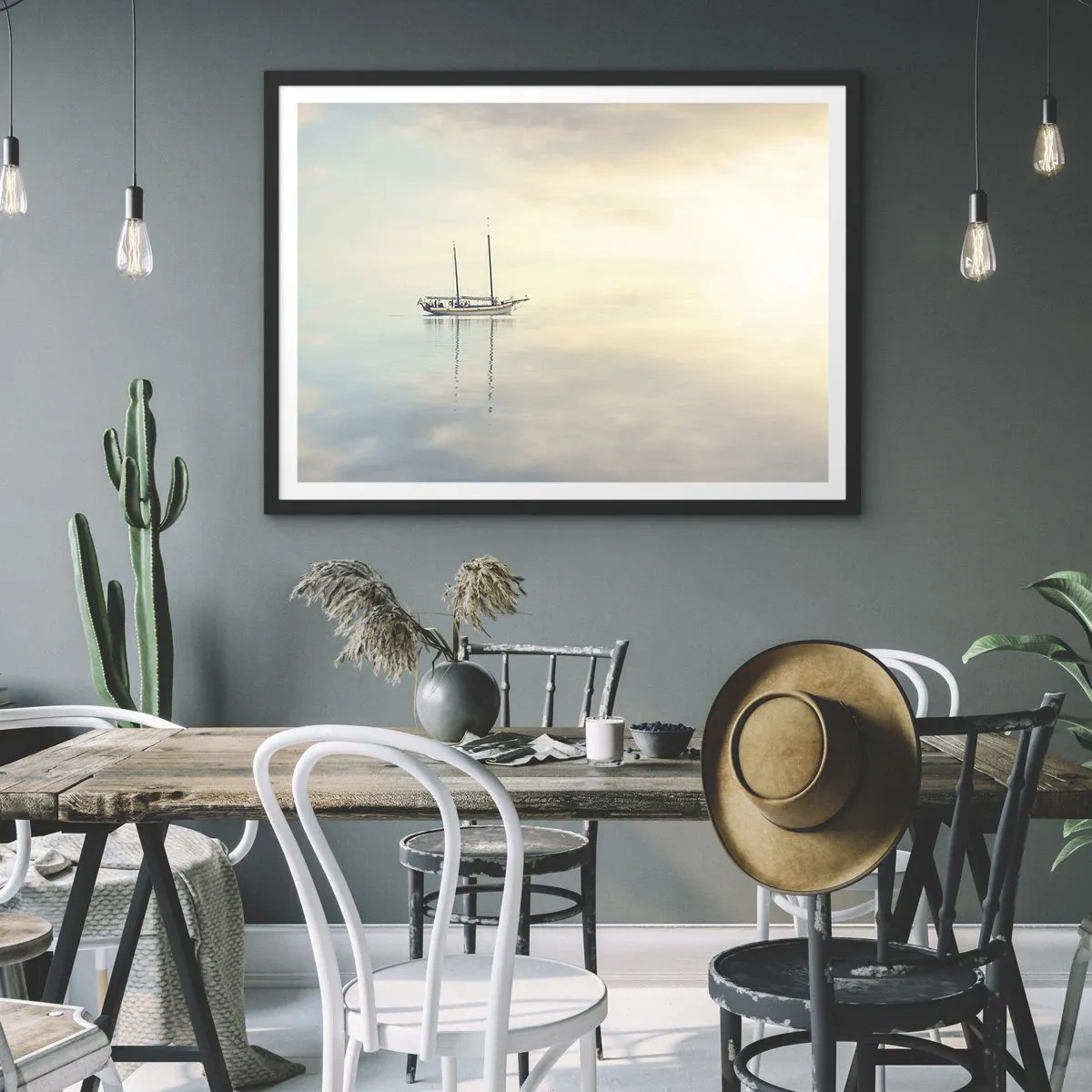 Poster in einem schwarzem Rahmen - Ein Boot auf ruhiger See in sanftem Licht - 70x50cm - Im Meer der Stille - Moderne Wanddekoration für Wohnzimmer und Schlafzimmer ARTTOR