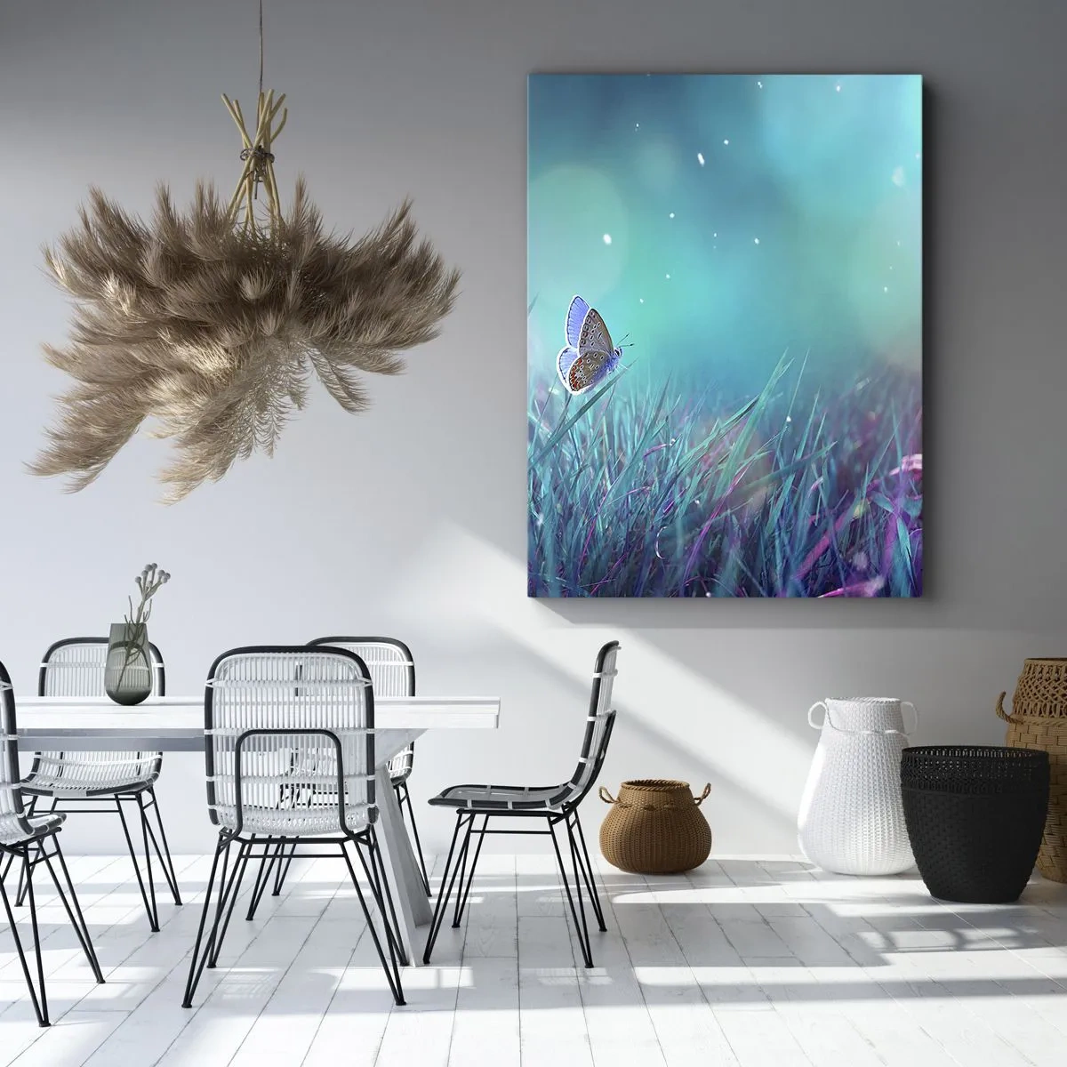 Bild auf Leinwand - Leinwandbild - Ein Schmetterling auf dem Gras im Licht verschwommener Reflexionen - 80x120cm - Das geheime Leben der Wiese - Moderne Wanddekoration für Wohnzimmer und Schlafzimmer ARTTOR