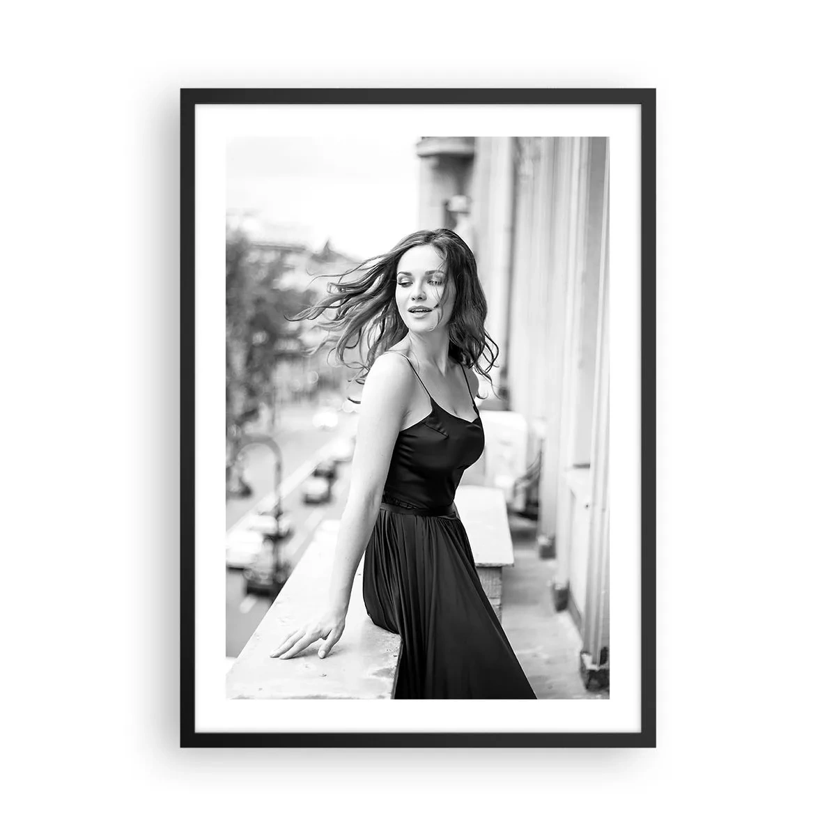 Poster in einem schwarzem Rahmen - Schwarz-Weiß-Fotografie einer Frau auf einem Balkon - 50x70cm - Bestimmt ein Pariser - Moderne Wanddekoration für Wohnzimmer und Schlafzimmer ARTTOR