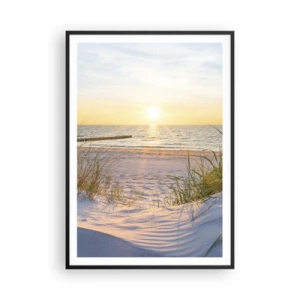 Poster in einem schwarzem Rahmen - Das Rauschen des Meeres, der Gesang der Vögel, ein wilder Strand im Gras ... - 70x100 cm