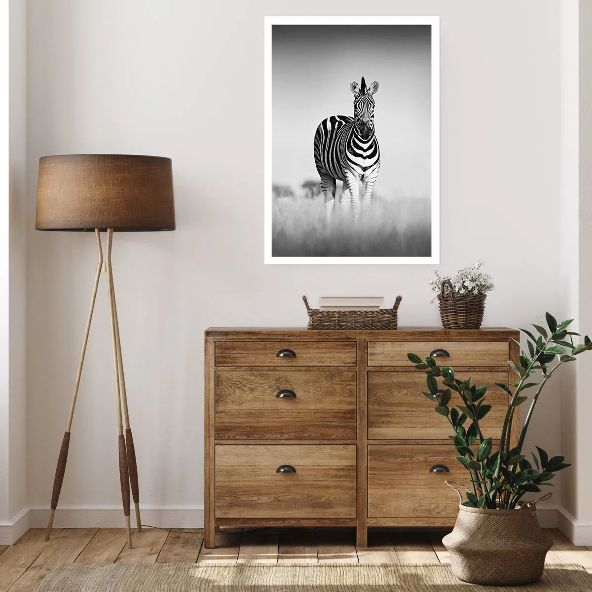 Poster - Ein Zebra in einer Schwarz-Weiß-Komposition in der Savanne - 50x70cm - Die Welt ist doch schwarz-weiß - Moderne Wanddekoration für Wohnzimmer und Schlafzimmer ARTTOR